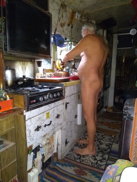 ajo washing dishes